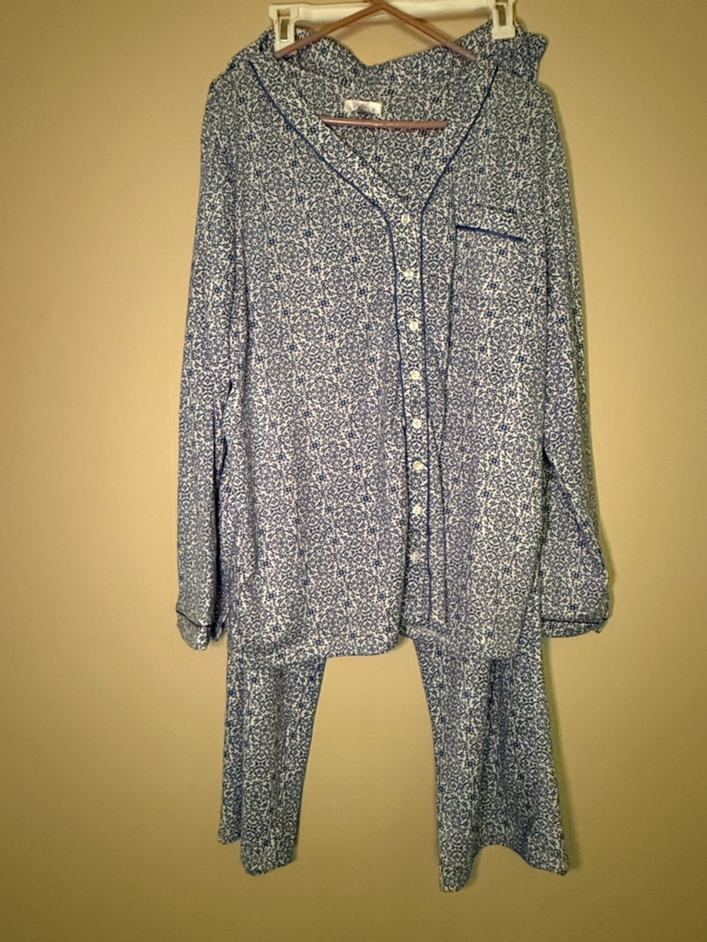 Secret Treasures Blue and White Printed Pajama Set